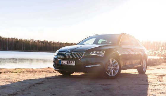 skoda-devant-le-soleil-couchant