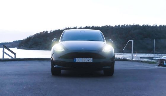 tesla-vue-de-face-phares-allumes