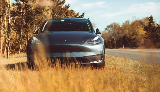 tesla-vue-de-face-route-de-campagne